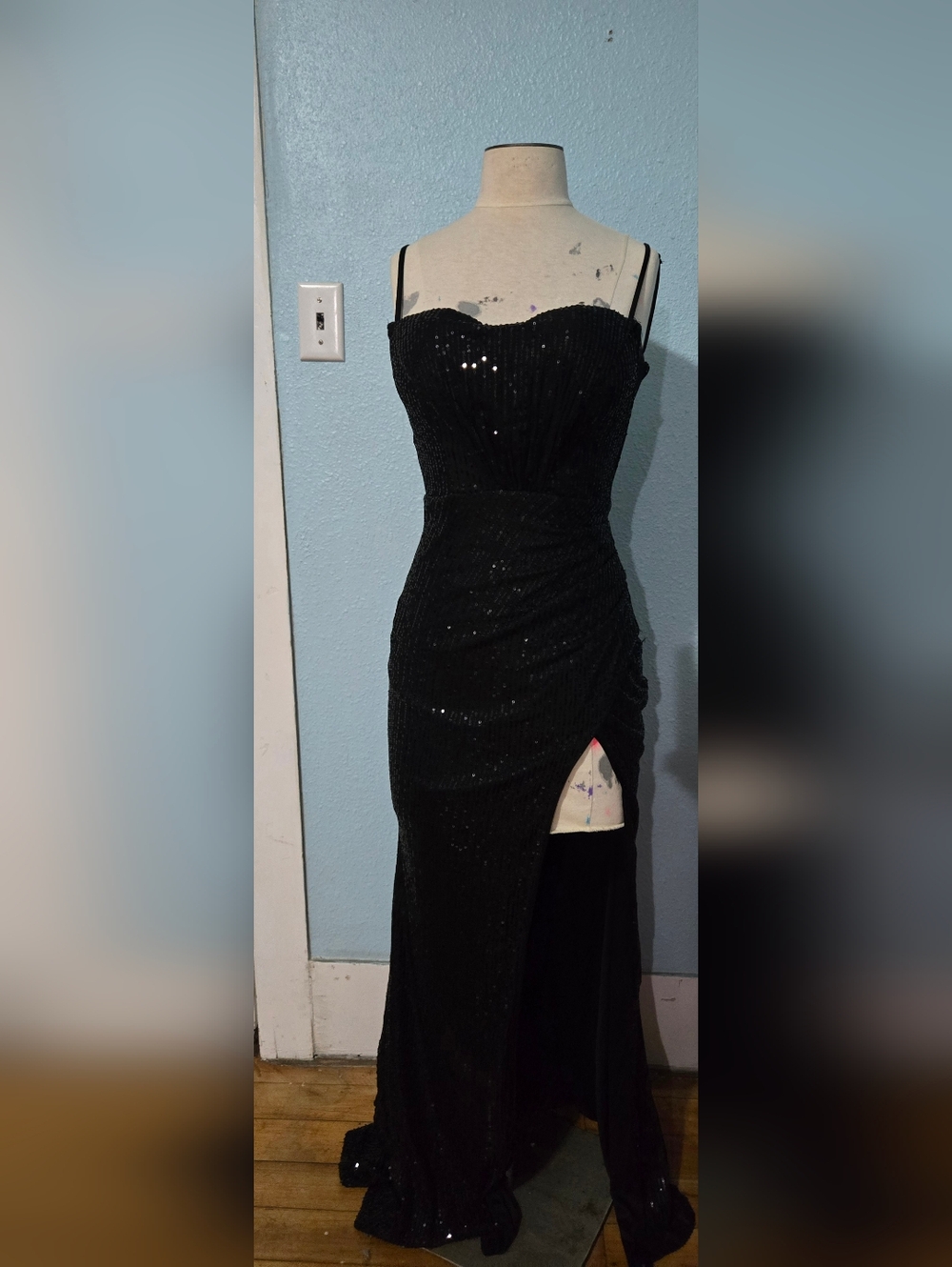Elegant Black Sequin Strap Evening Dress